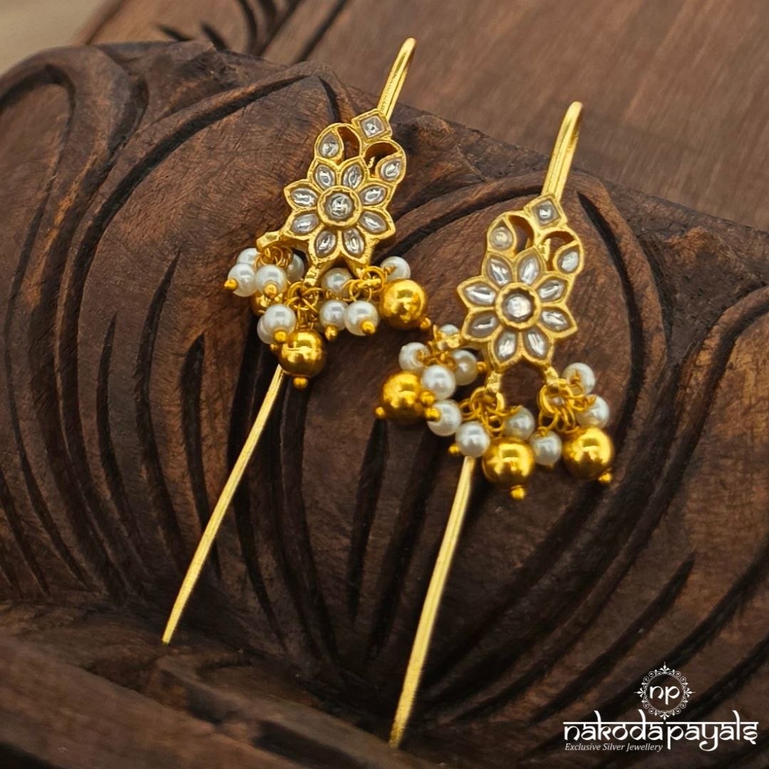 White Floral Pearl Earcuff (Ge11577)