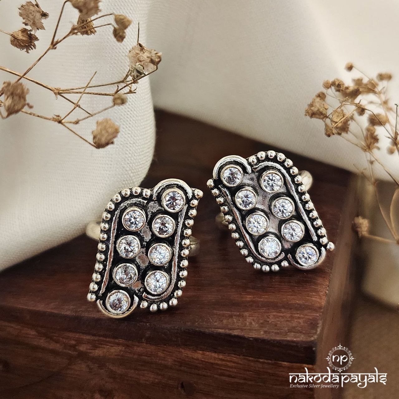 Elegant White Toerings (T4292)