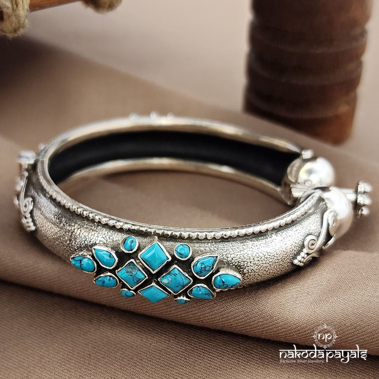 Oxidised Torquoise Screw Kada (K6197)