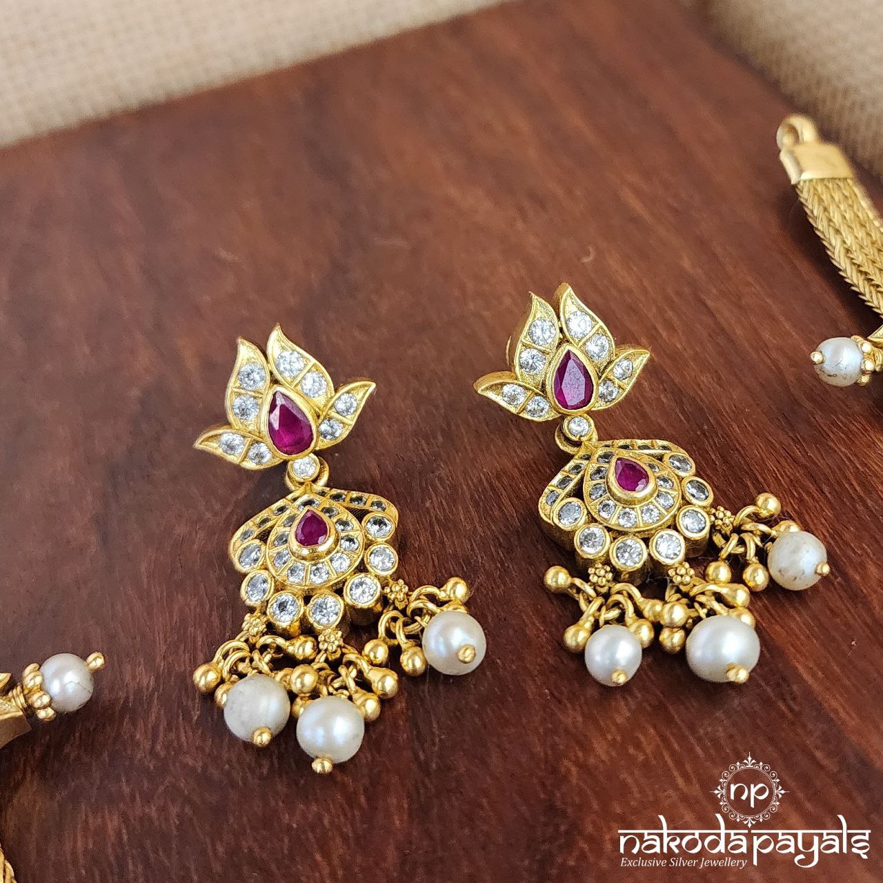 Gleaming Grace Lotus Neckpiece With Earrings (Gn8130)