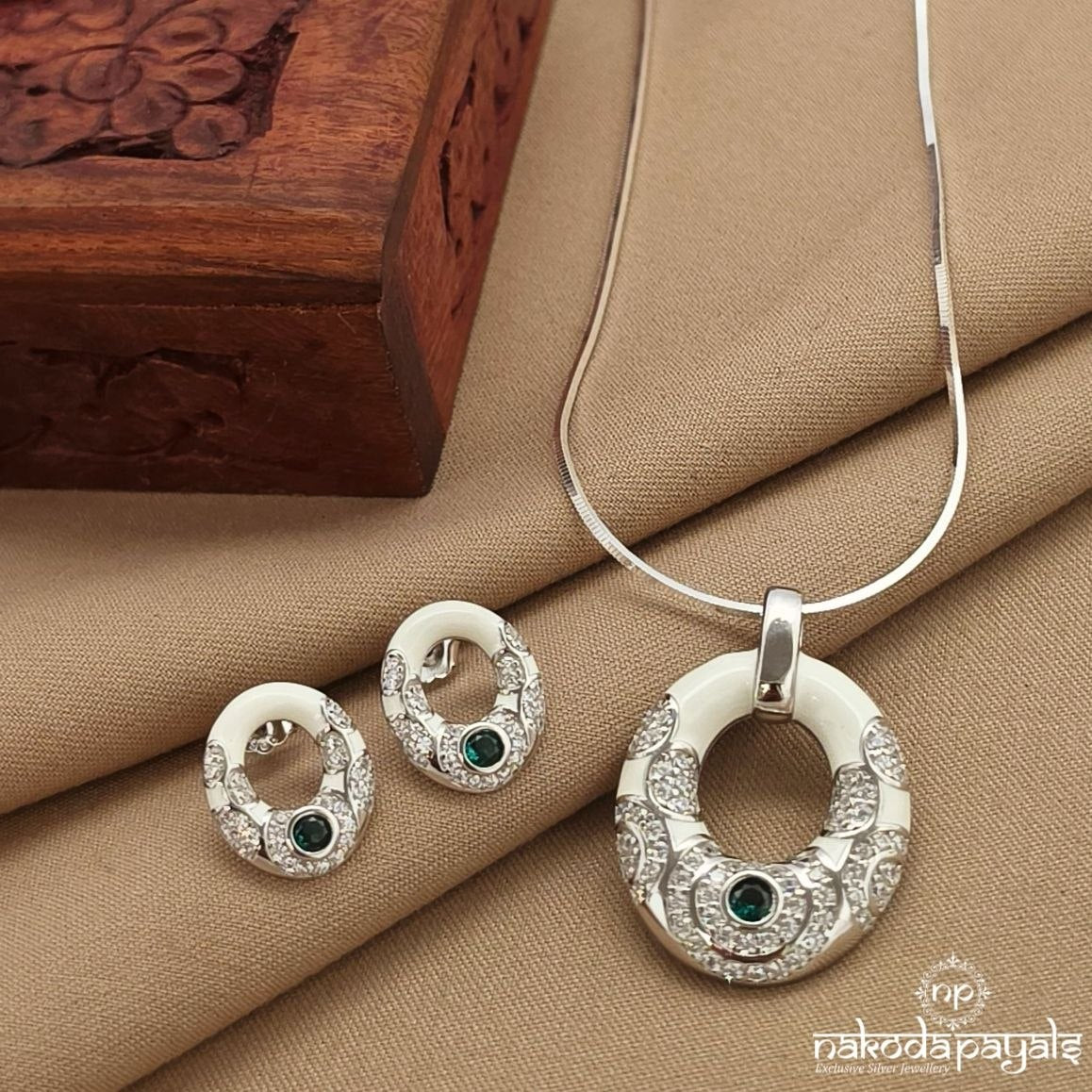 White Mope Green Dot Pendant Set (St3986)