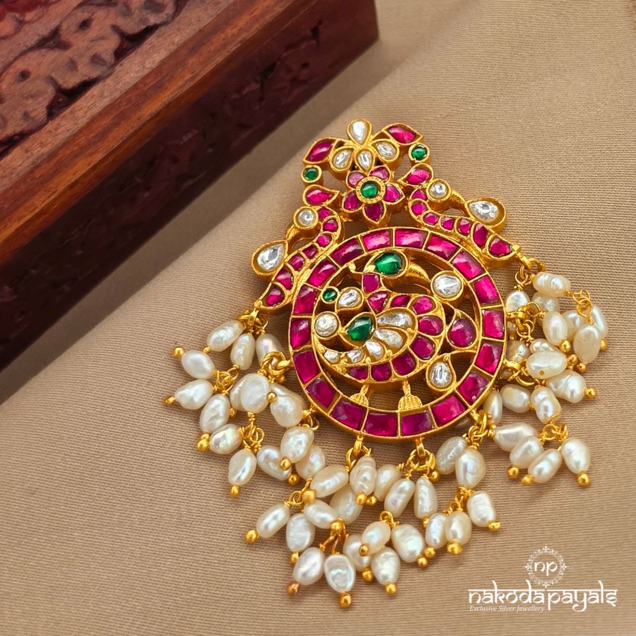 Mesmerizing Pearly Pendant (Gp2343)