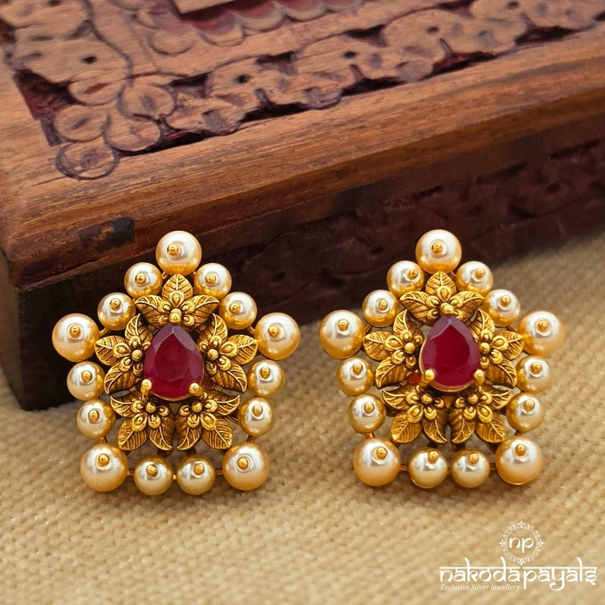 Red Drop Pearl Studs (Ge11382)