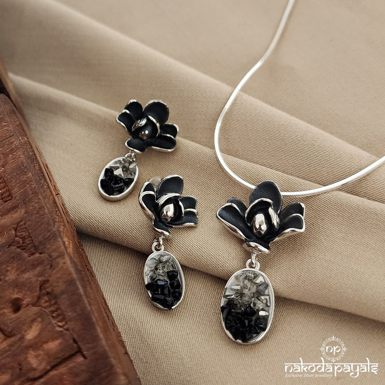 Black Flower Pendant With Earrings (St2714)