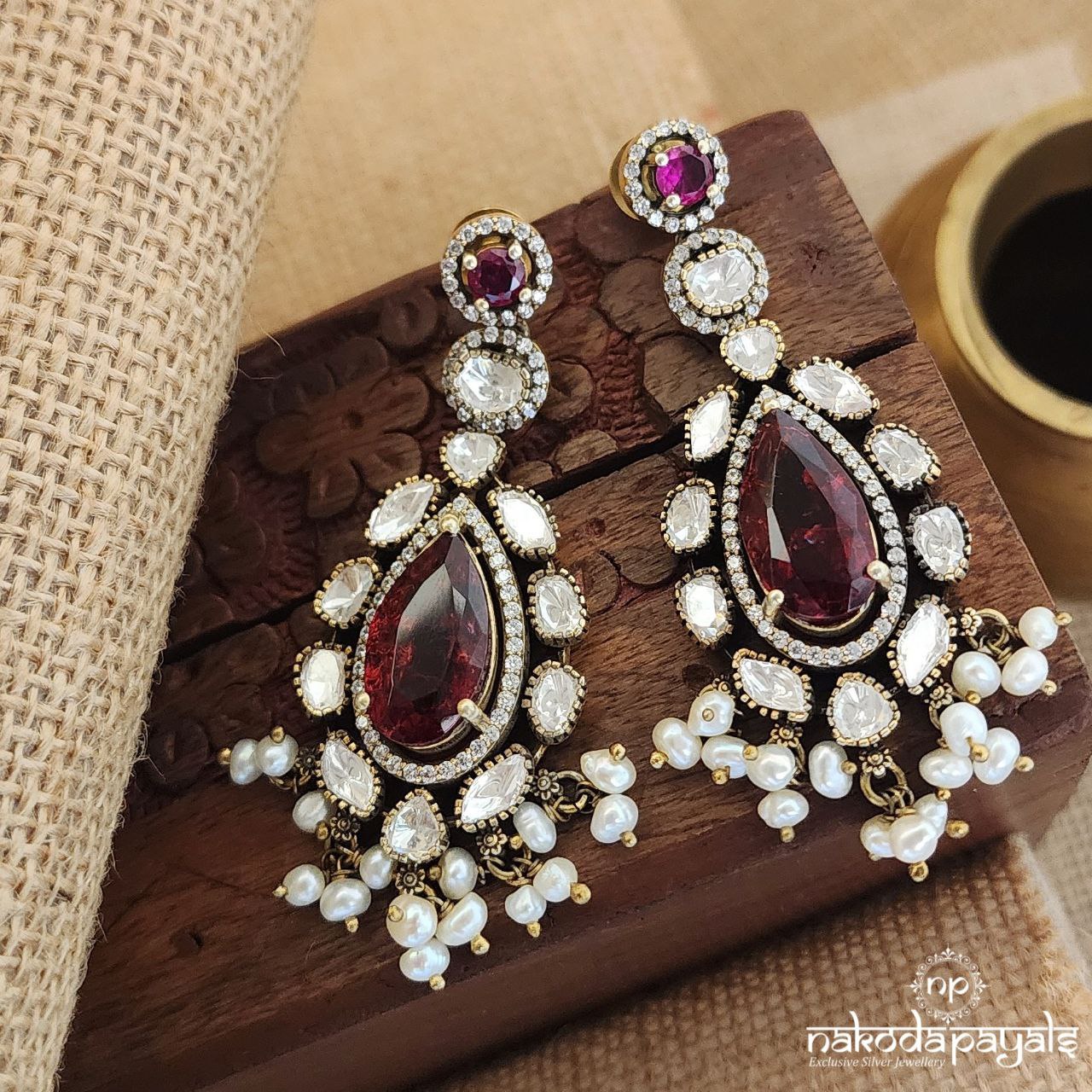 Twinkling Red Pearled Earrings (Ge8636)