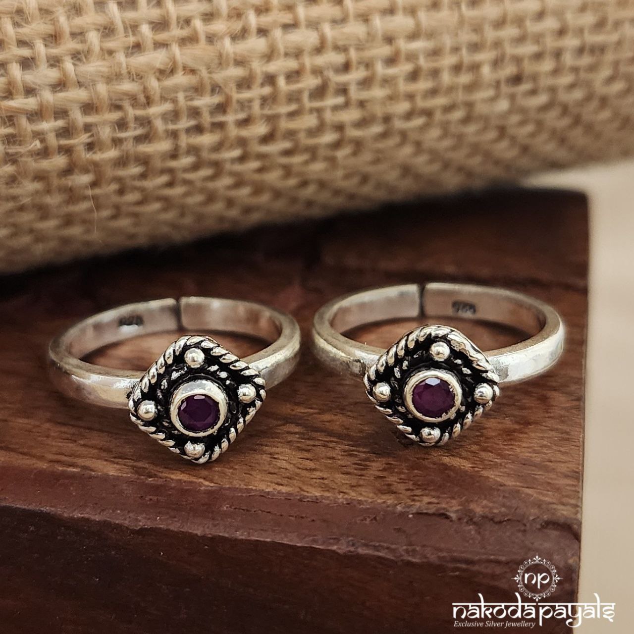 Red Squarish Toerings (T4522)