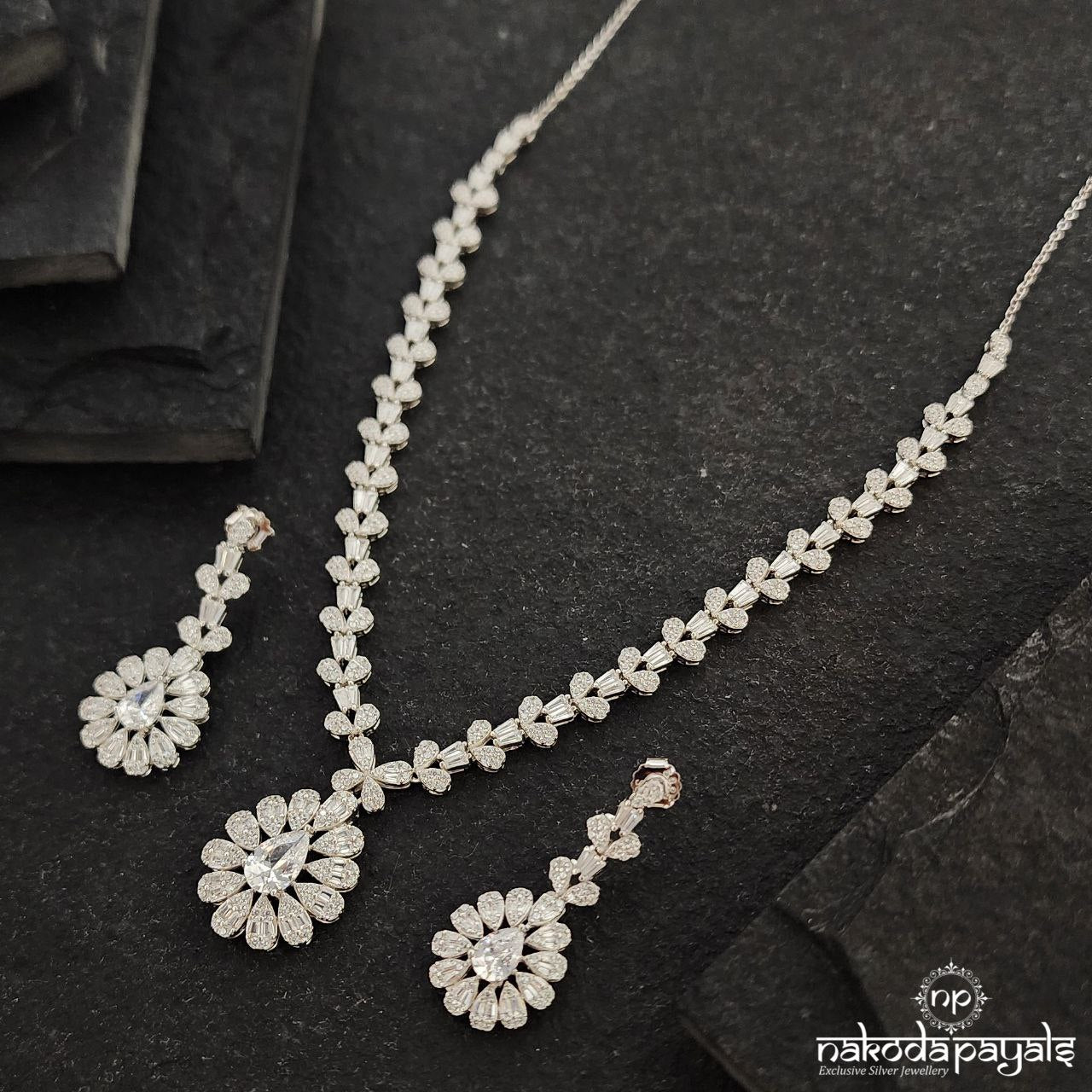 Pretty White Floral Neckpiece With Earrings (St3339)