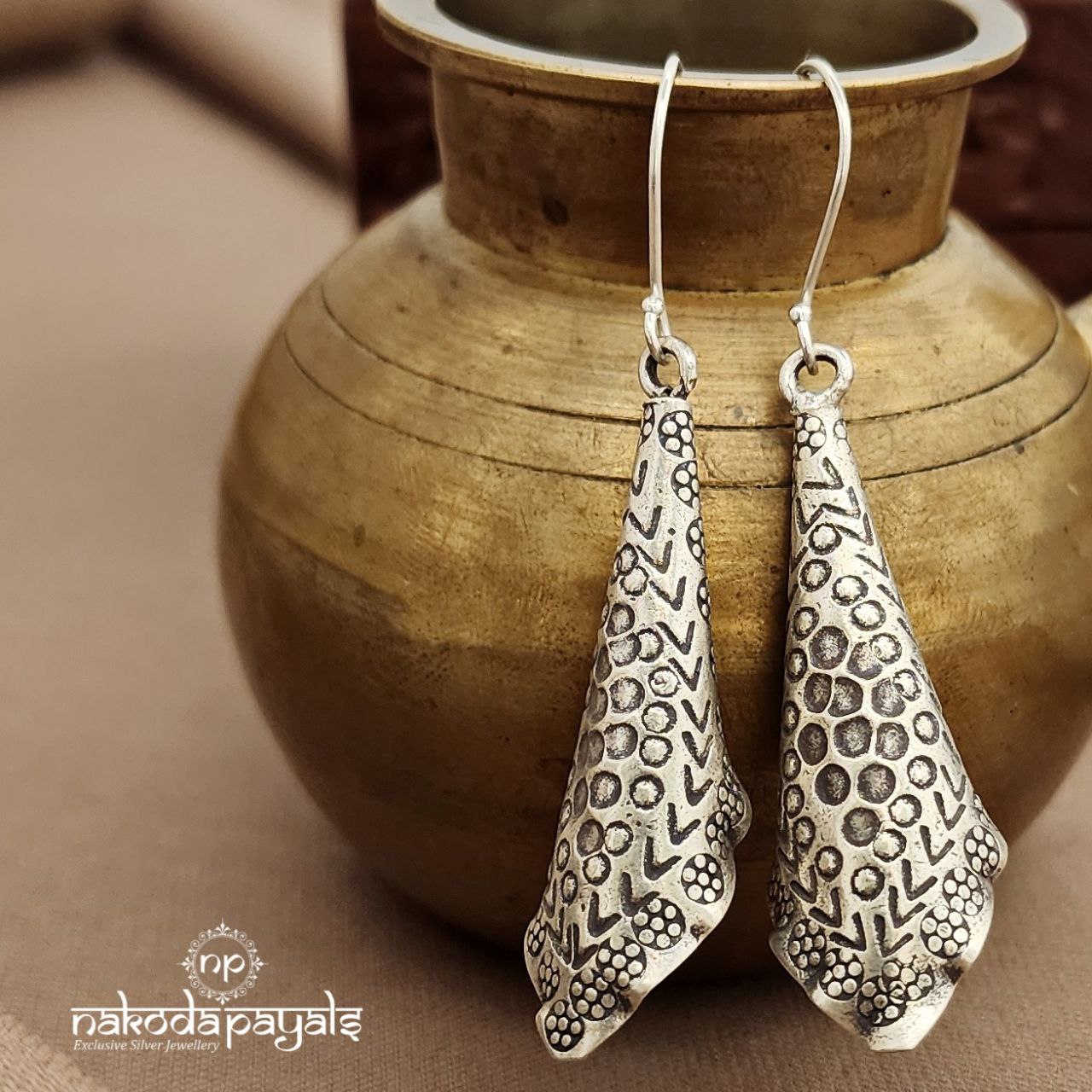 Dotted Hangings (H2211)