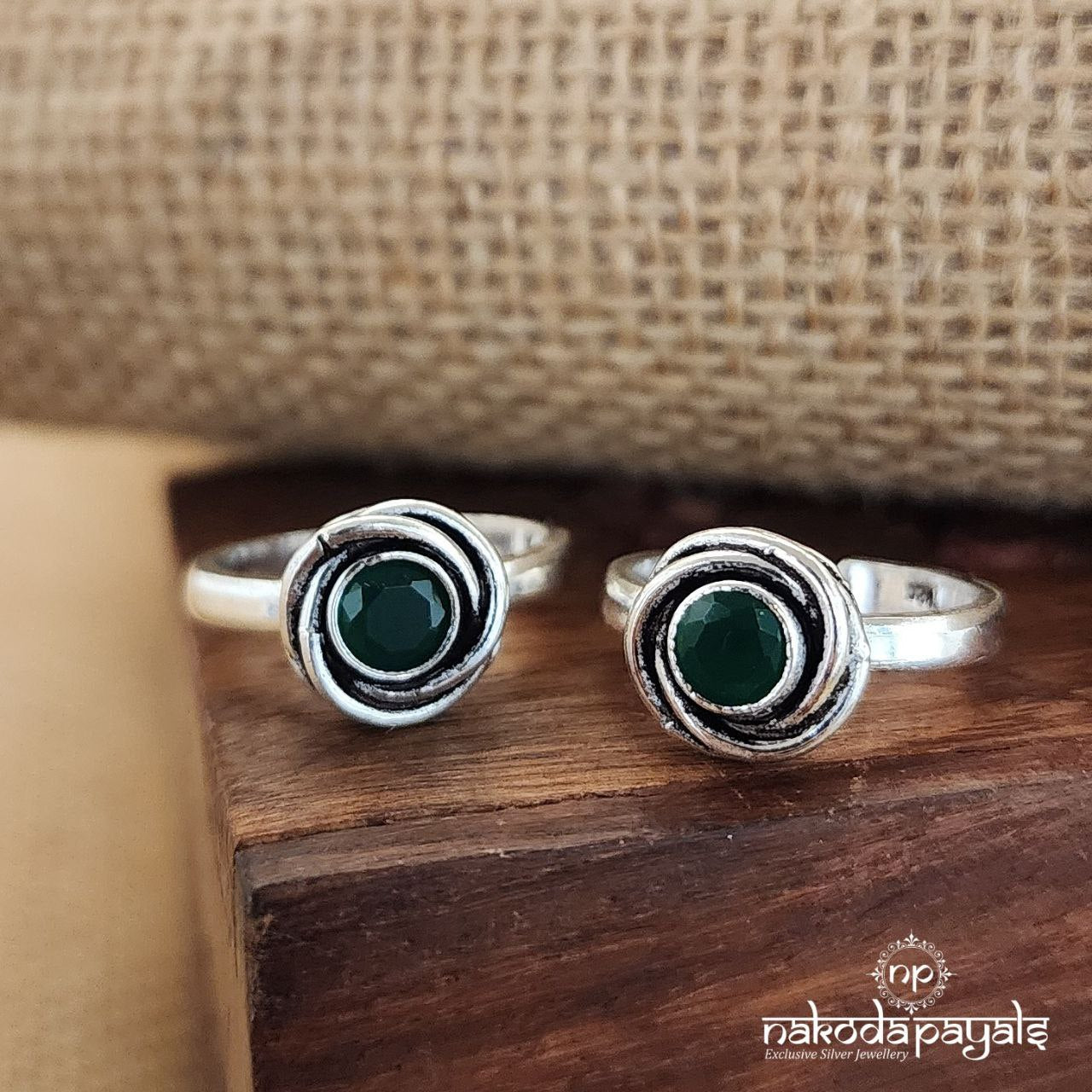 Pretty Green Cutstone Toerings (T4205)