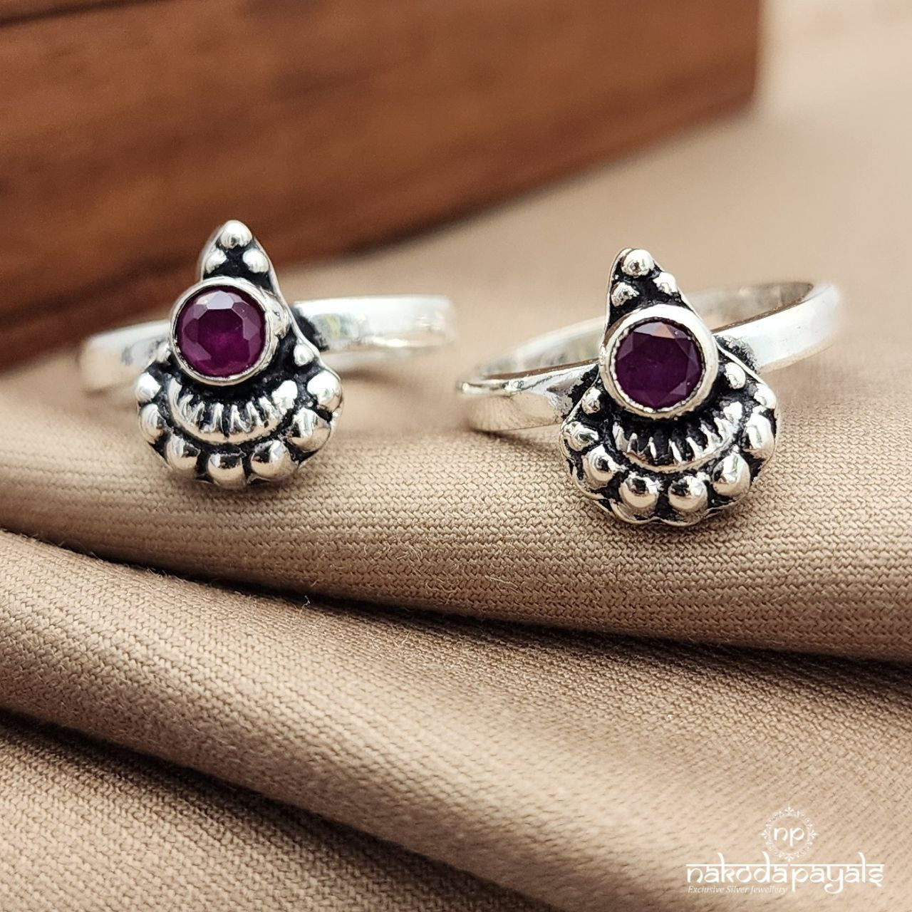 Elegant Red Toerings (T4665)