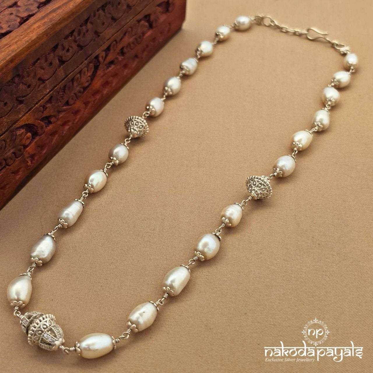 Exquisite Pearly Neckpiece (N12094)