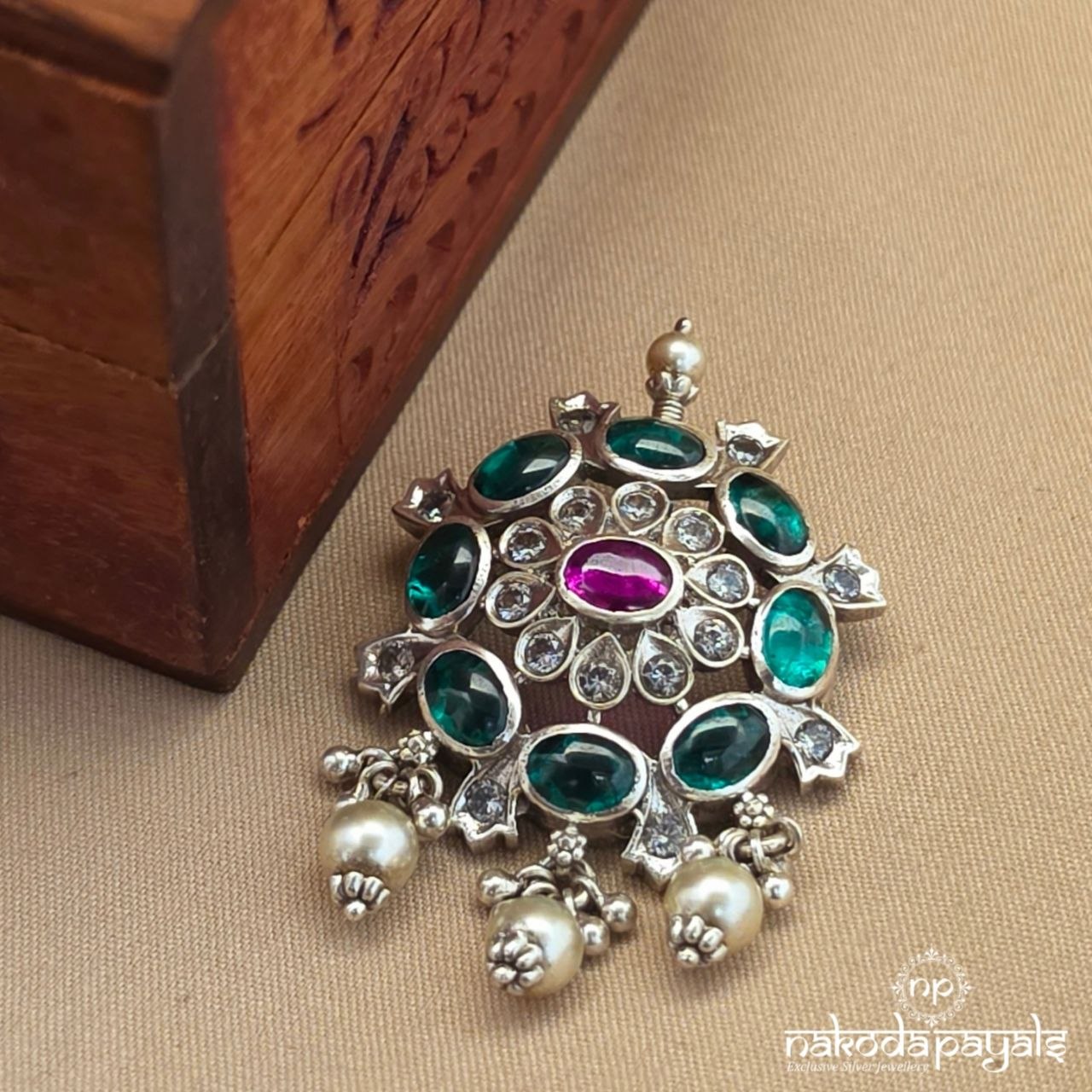 Greenish Pearly Pendant (P2670)