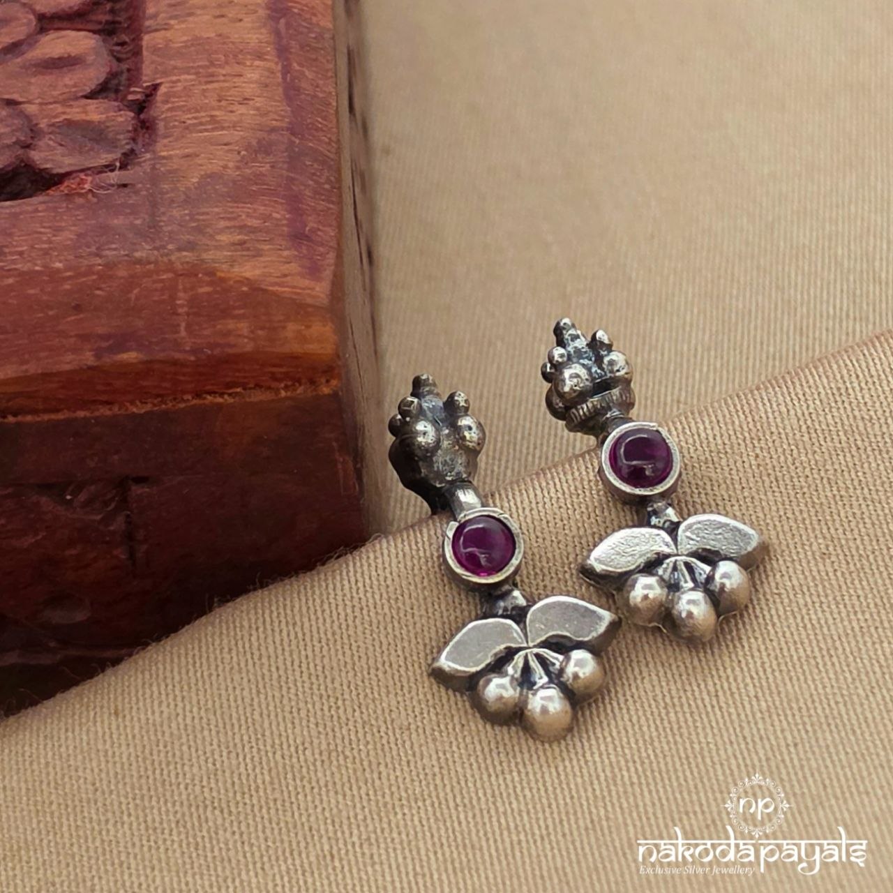 Adoring Red Dot Pressing Bugadi (S9520)