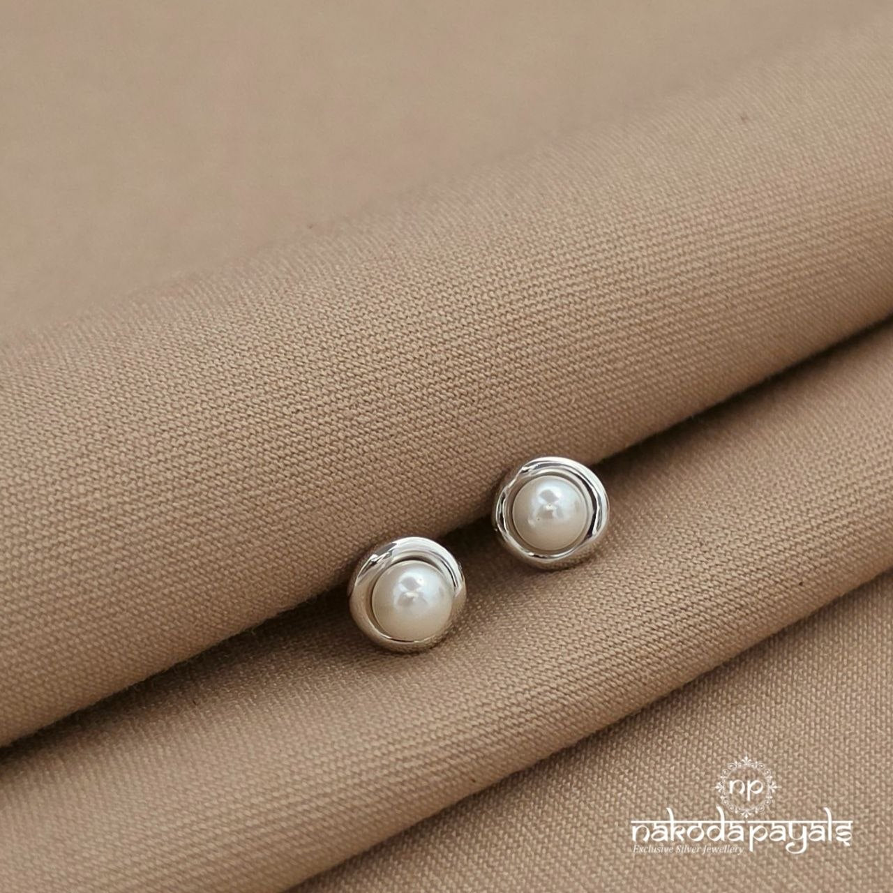 White Pearl Dot Earrings (St4082)