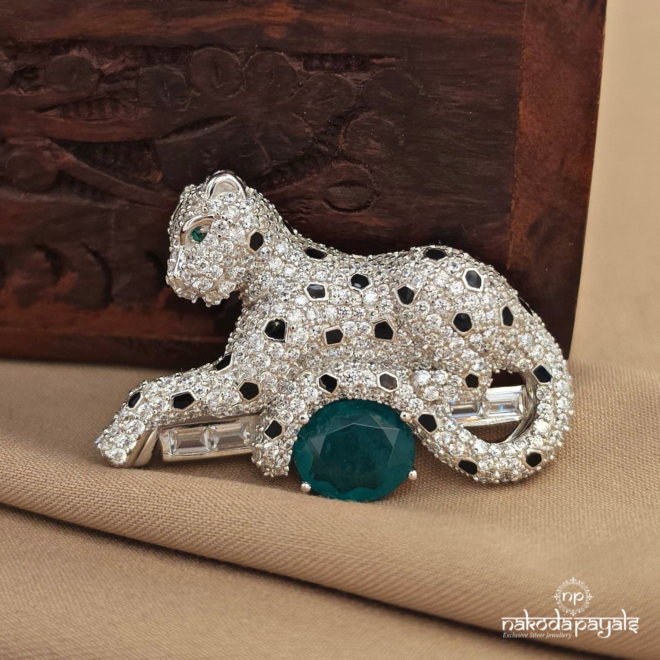 Endearing Greenish Tiger Brooch (St4078)