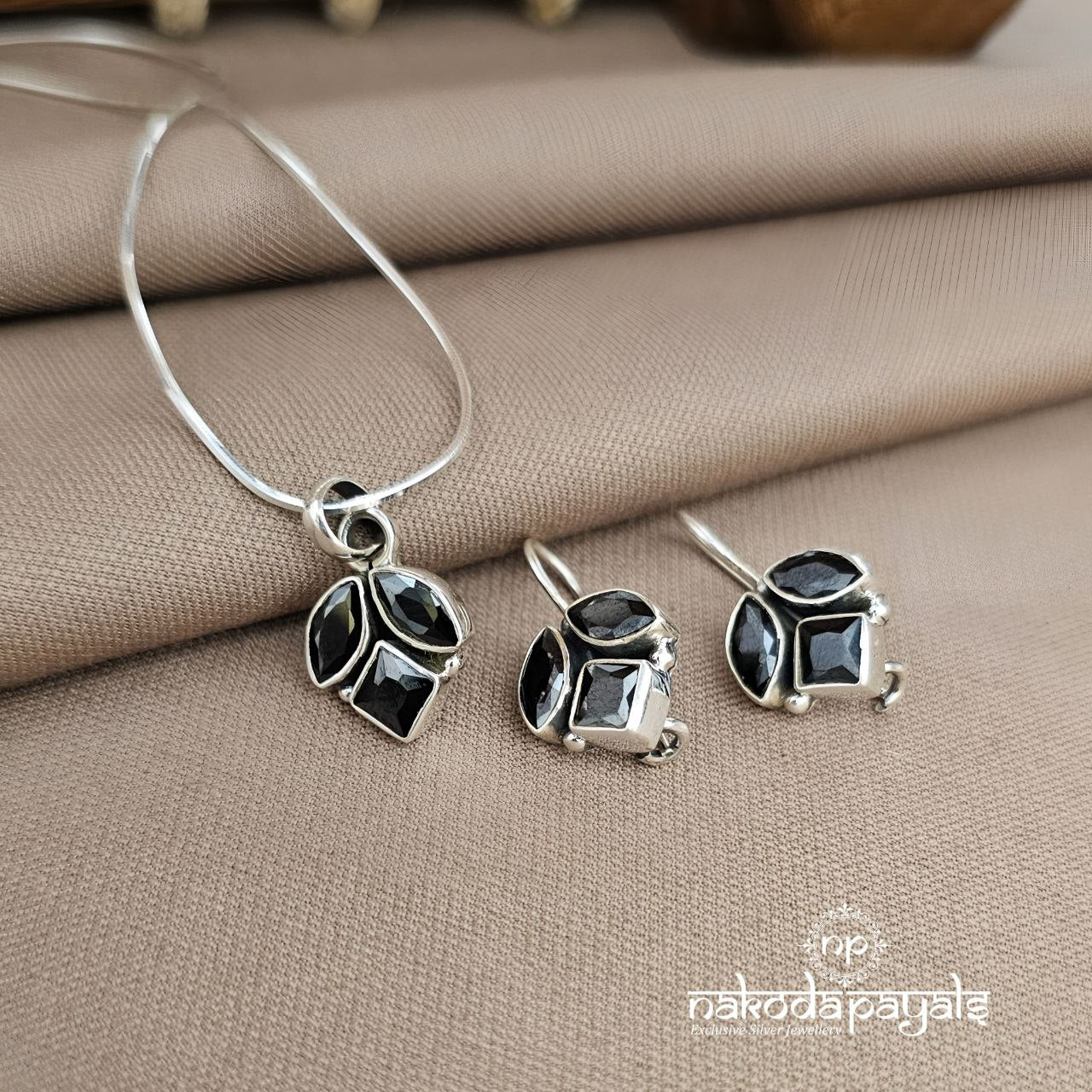 Squarish Black Pendant Set (N11520)