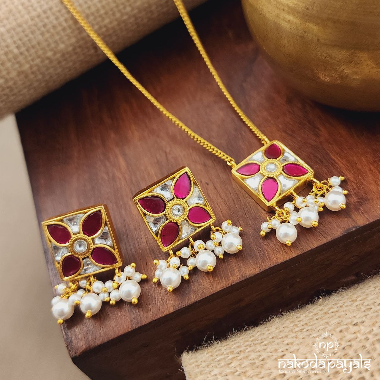 Square Kundan Neckpiece With Earrings (Gn8554)