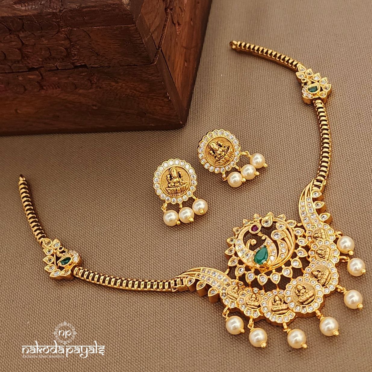 Elegant White Neckpiece With Earrings (Gn9646)