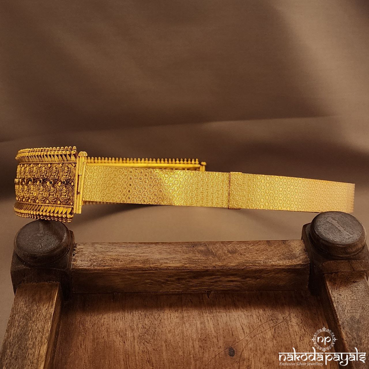 Kemp Kasu Lakshmi Daab With Belt (D0255)