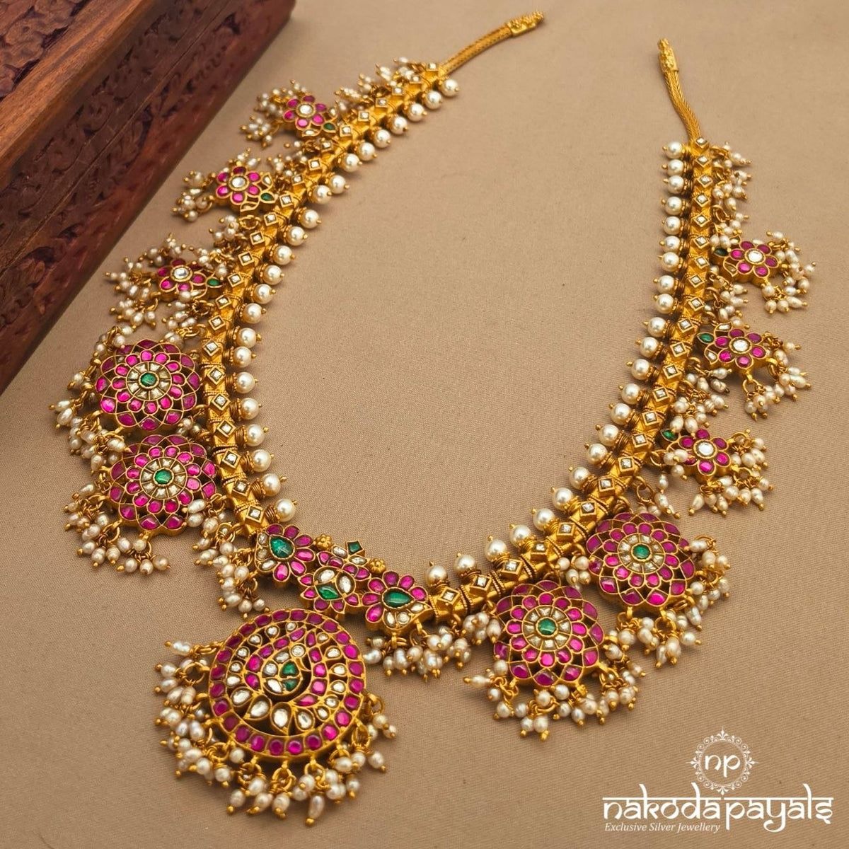 Circular Pink Floral Pearl Neckpiece (Gn10882)