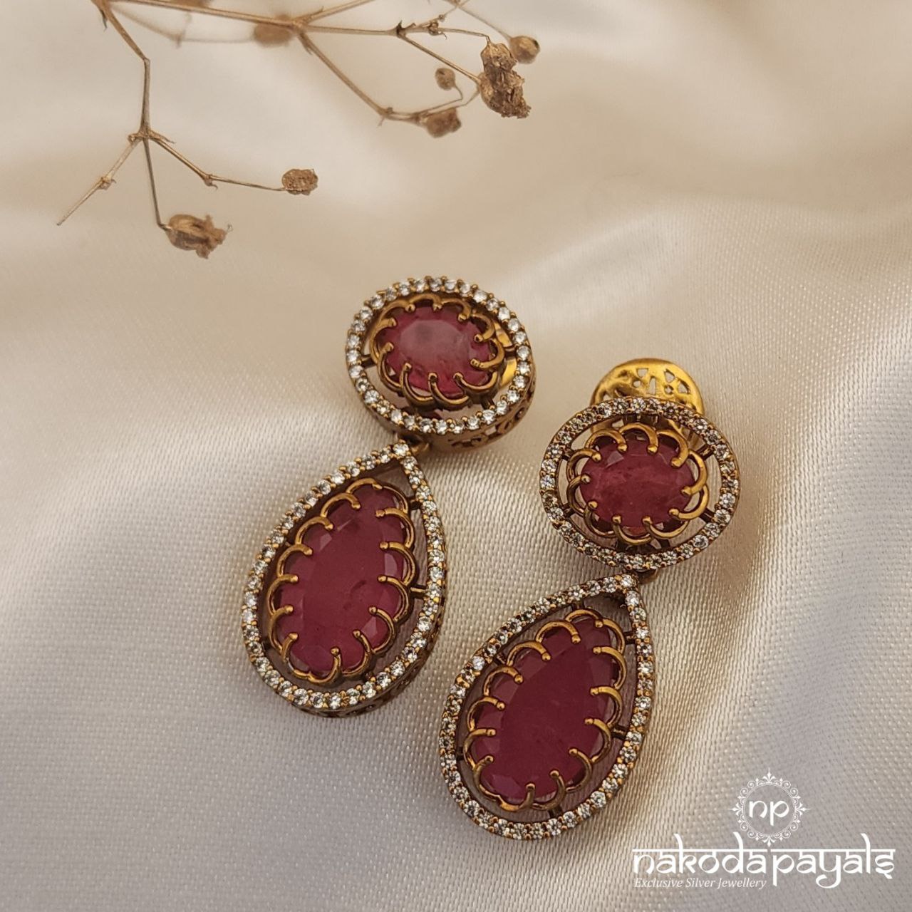 Eye Catching Neckpiece With Earrings (Gn8071)
