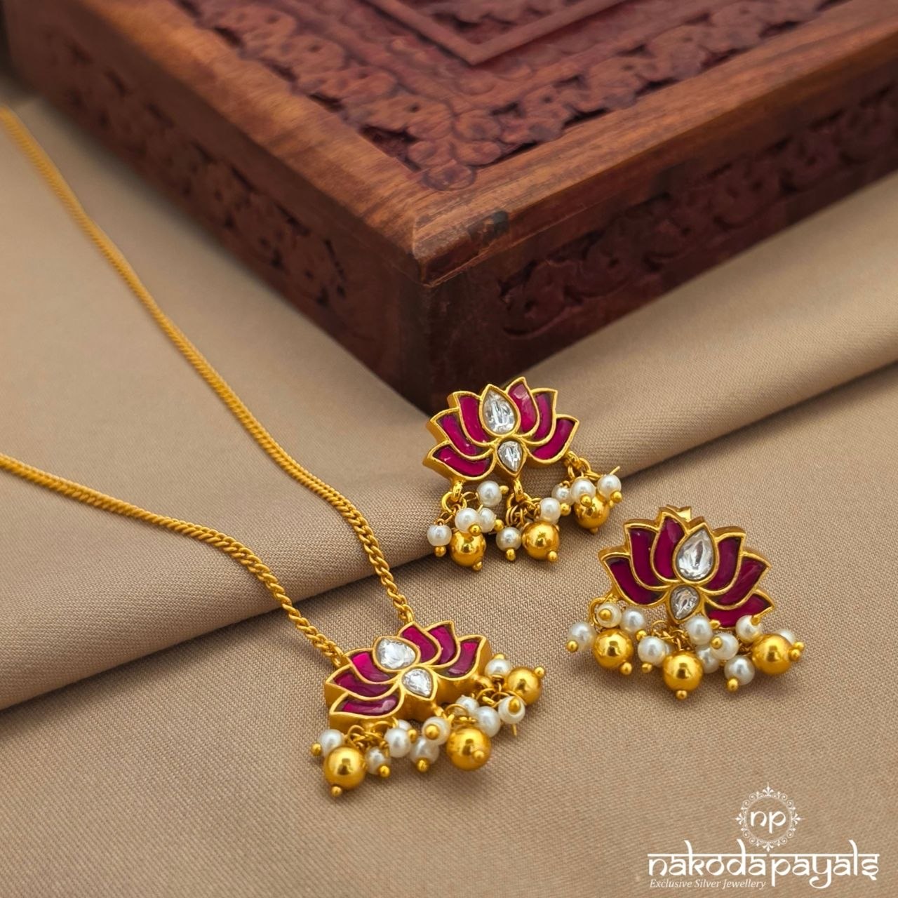 Exquisite Kundan Neckpiece With Earrings (Gn10378)