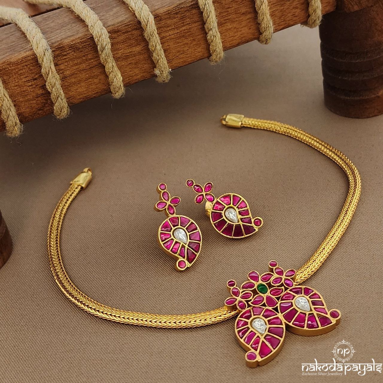 Unique Puligoru Kundan Neckpiece With Earrings (Gn9354)