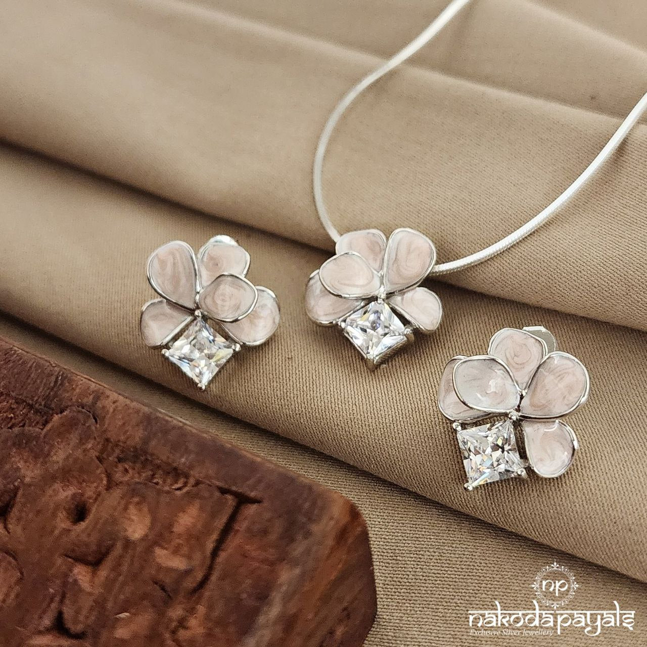 Dimond Cut Pendant With Earrings (St2701)