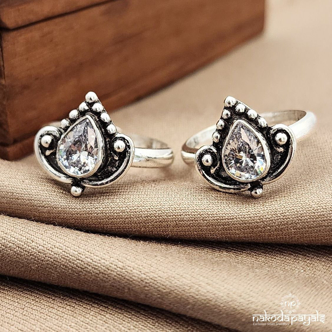 Lotus White Toerings (T4692)