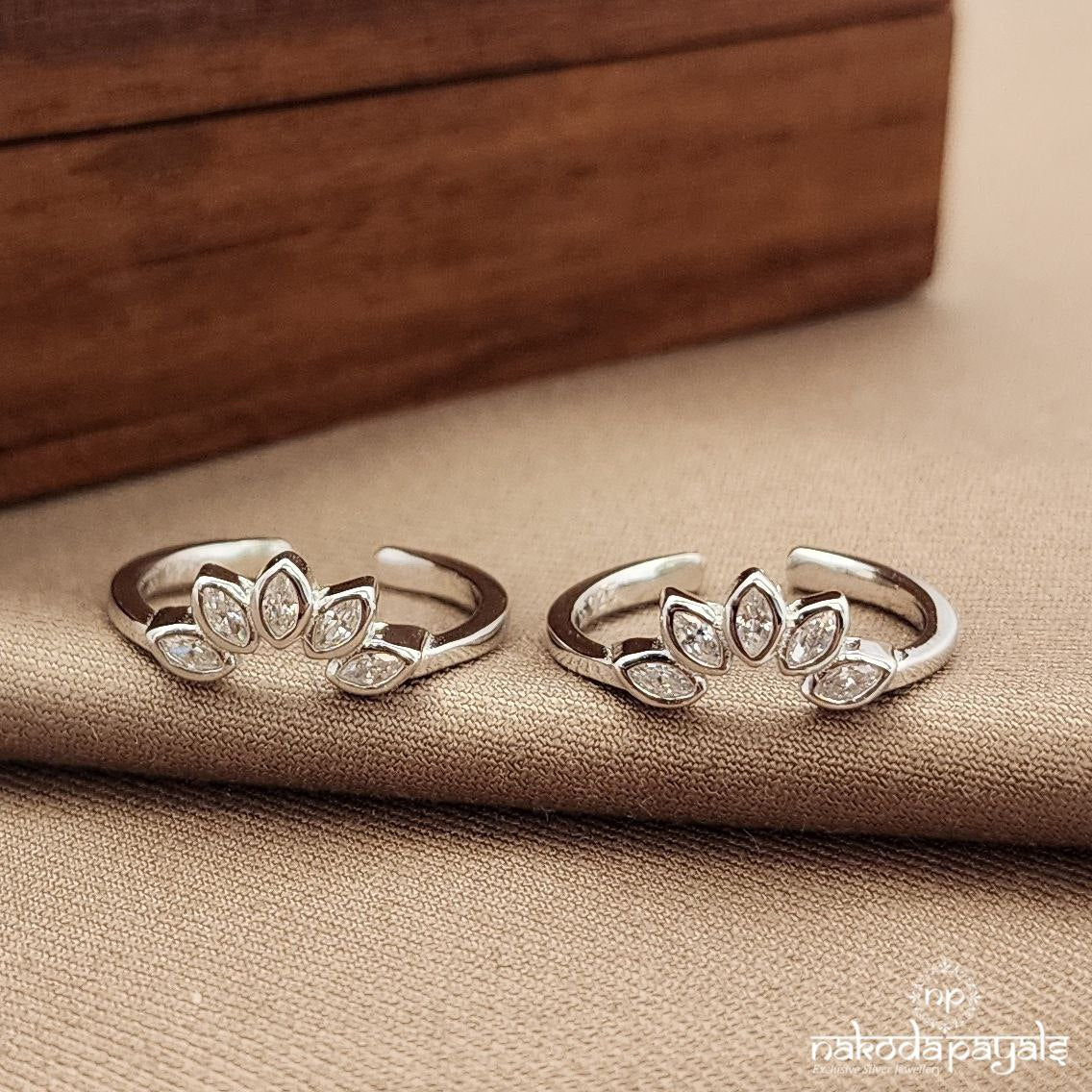 White Leafy Toerings (T4697)