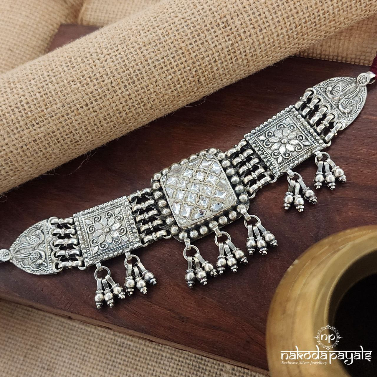 Squarish White Choker (N10606)