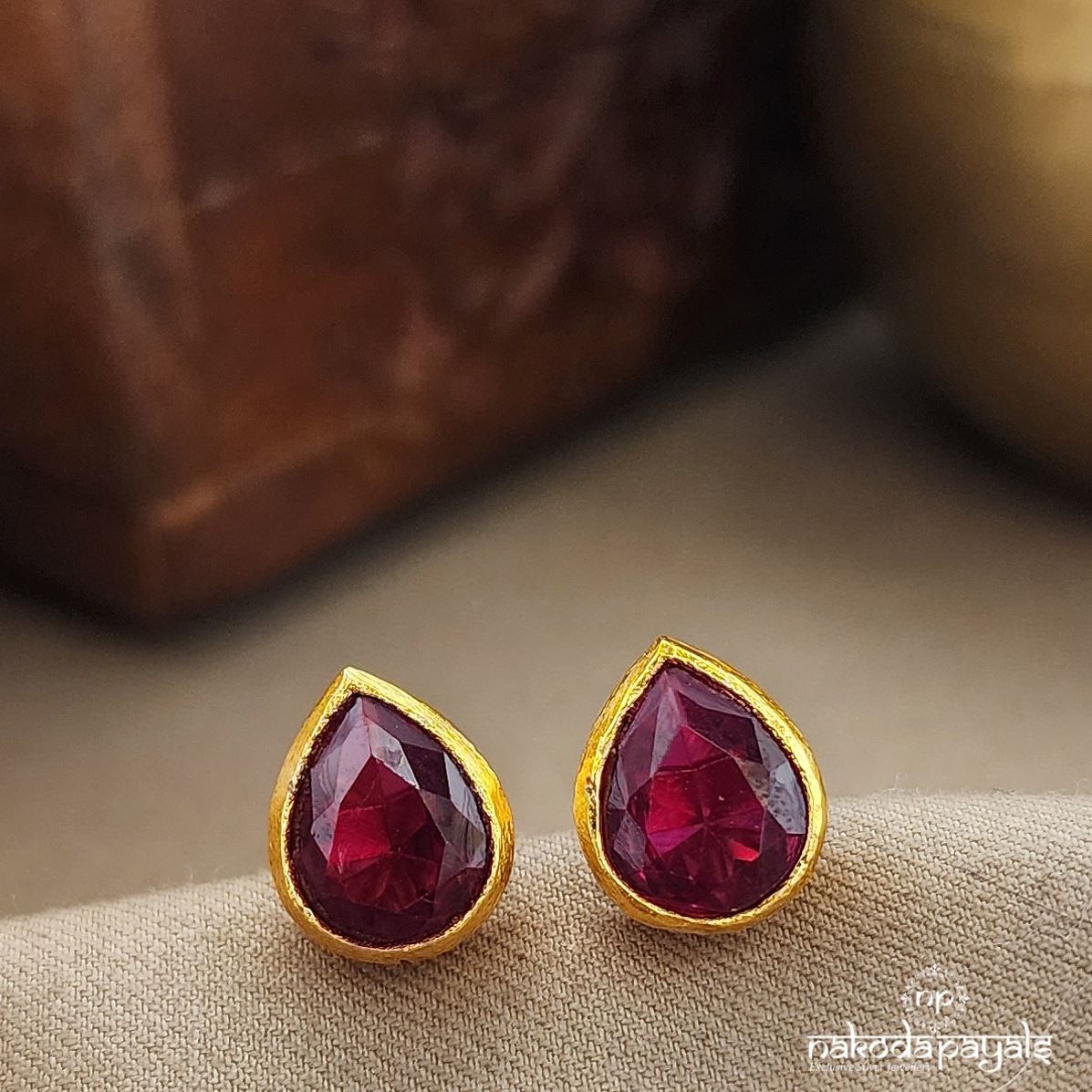 Drop Red Studs (Ge9956)