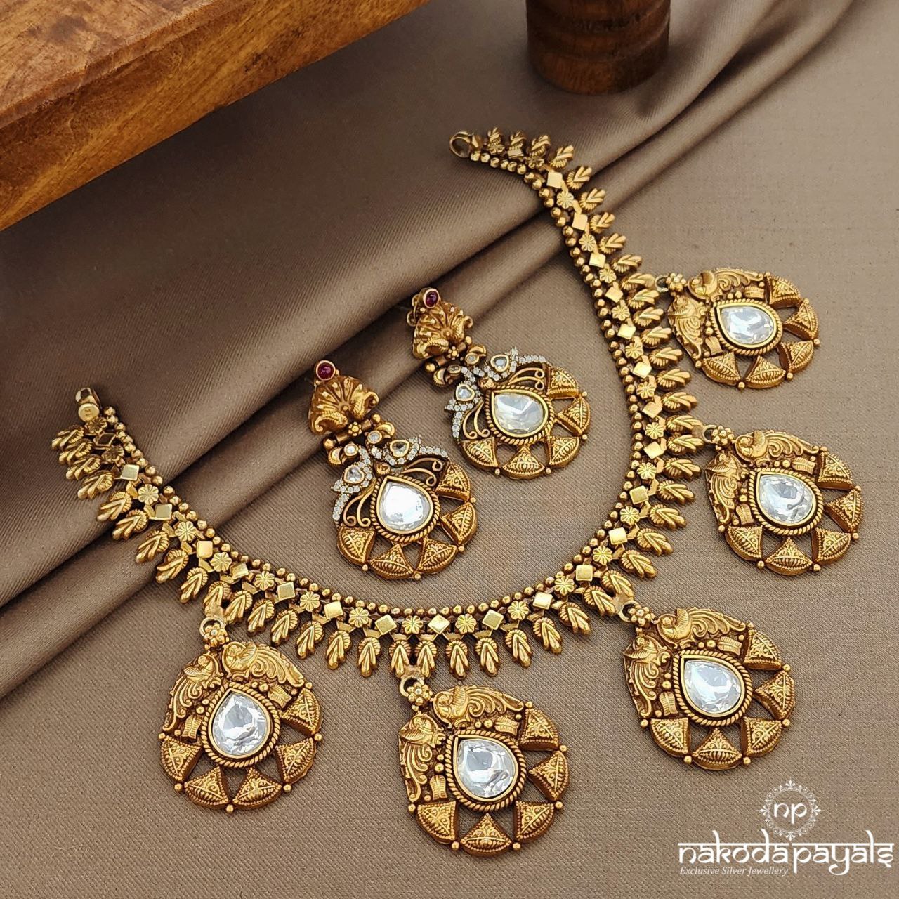 Traditional White Neckpiece With Earrings (Gn9397)