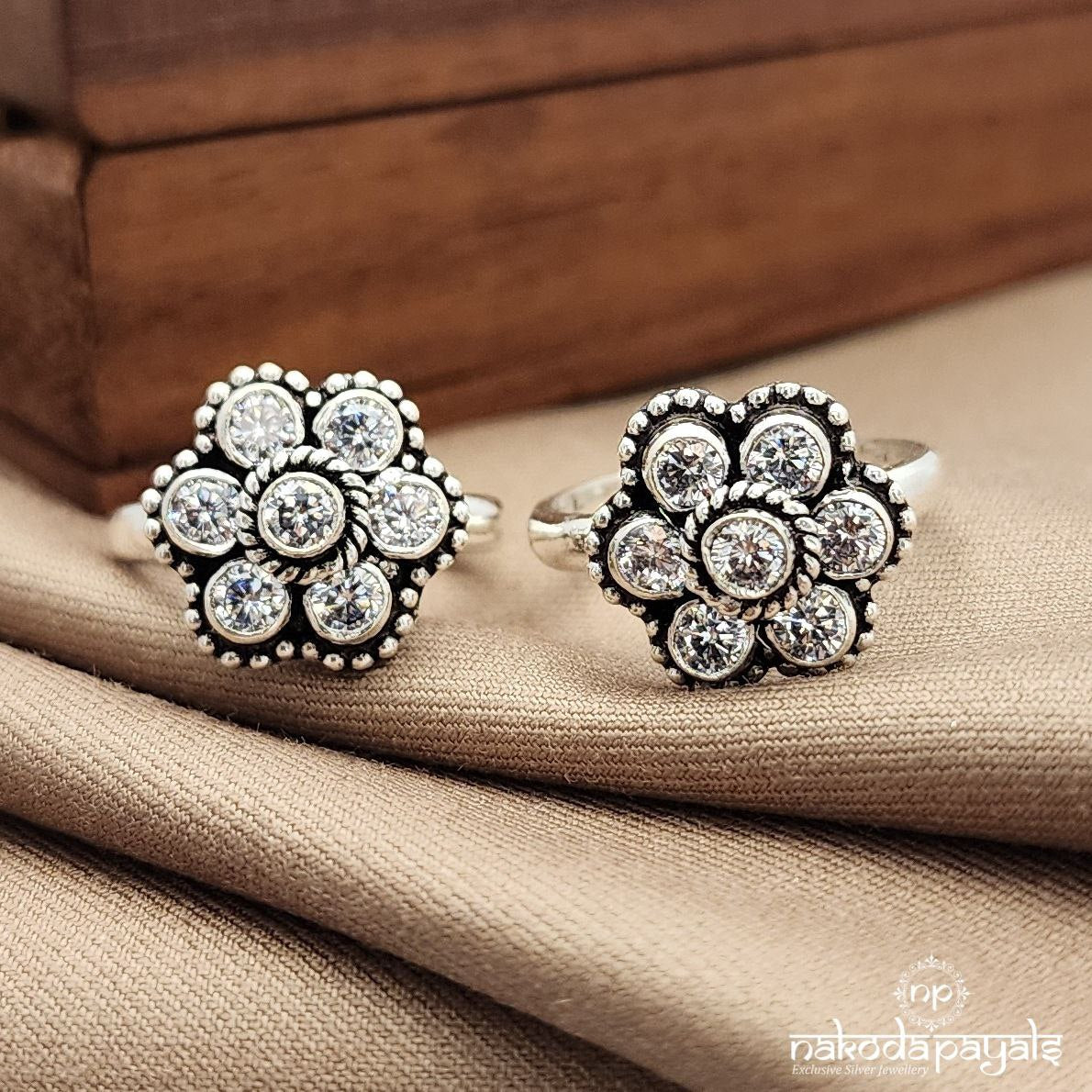 White Floral Toerings (T4679)