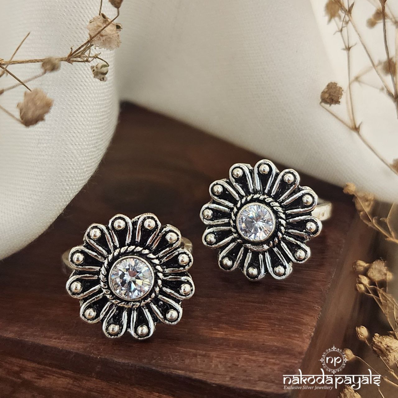 White Floral Toerings(T4276)