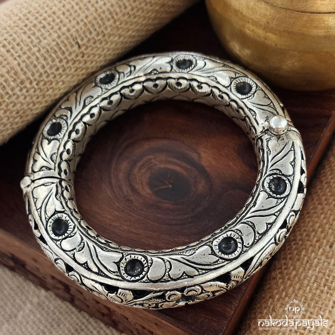 Nakshi Chitai Hallow Screw Kada (K5123)