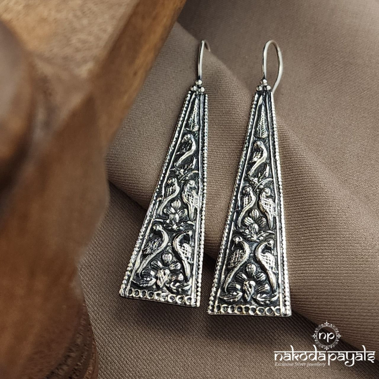 Triangular Plain Hangings (C3673)