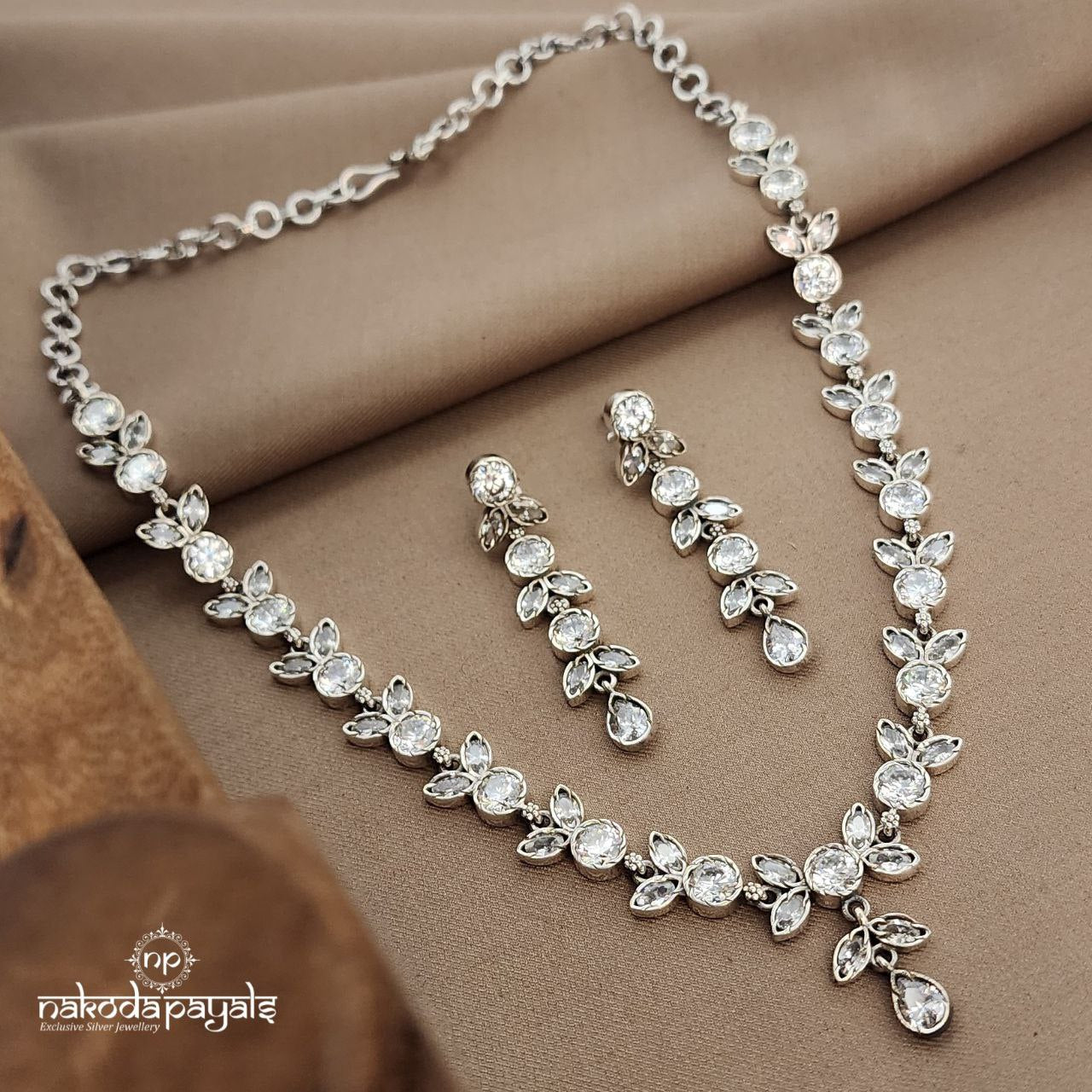 Sparkling White Neckpiece With Earrings (N11072)