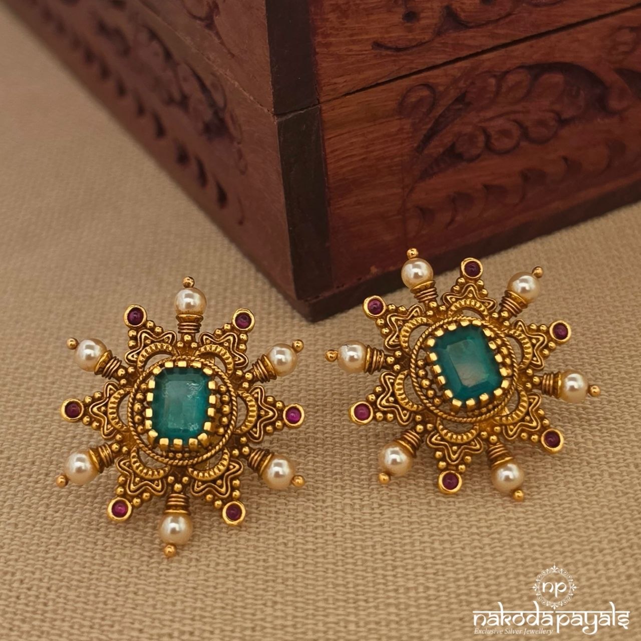 Pearl Green Studs (Ge11103)