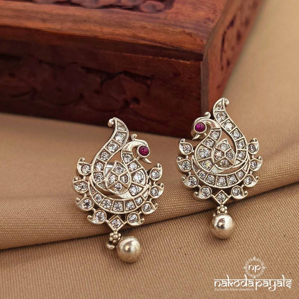 Exquisite Peacock Pearly Studs (S9716)