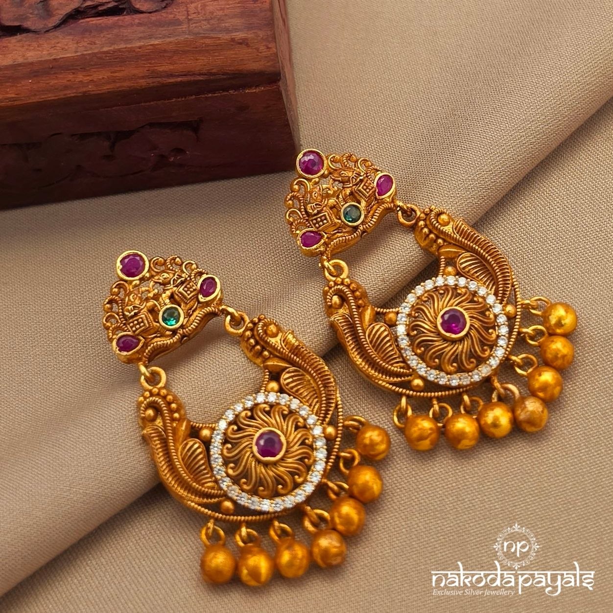 Endearing Ball Drop Chandbali (Ge10607)