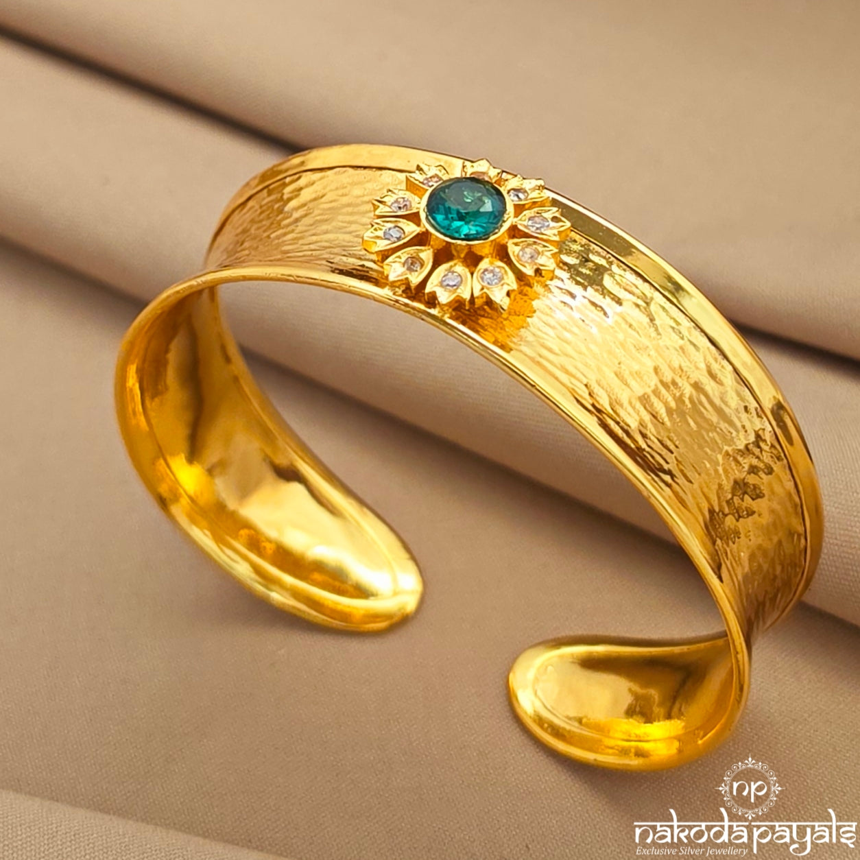 Eye Catching Green Cuff Kada (Gk3336)
