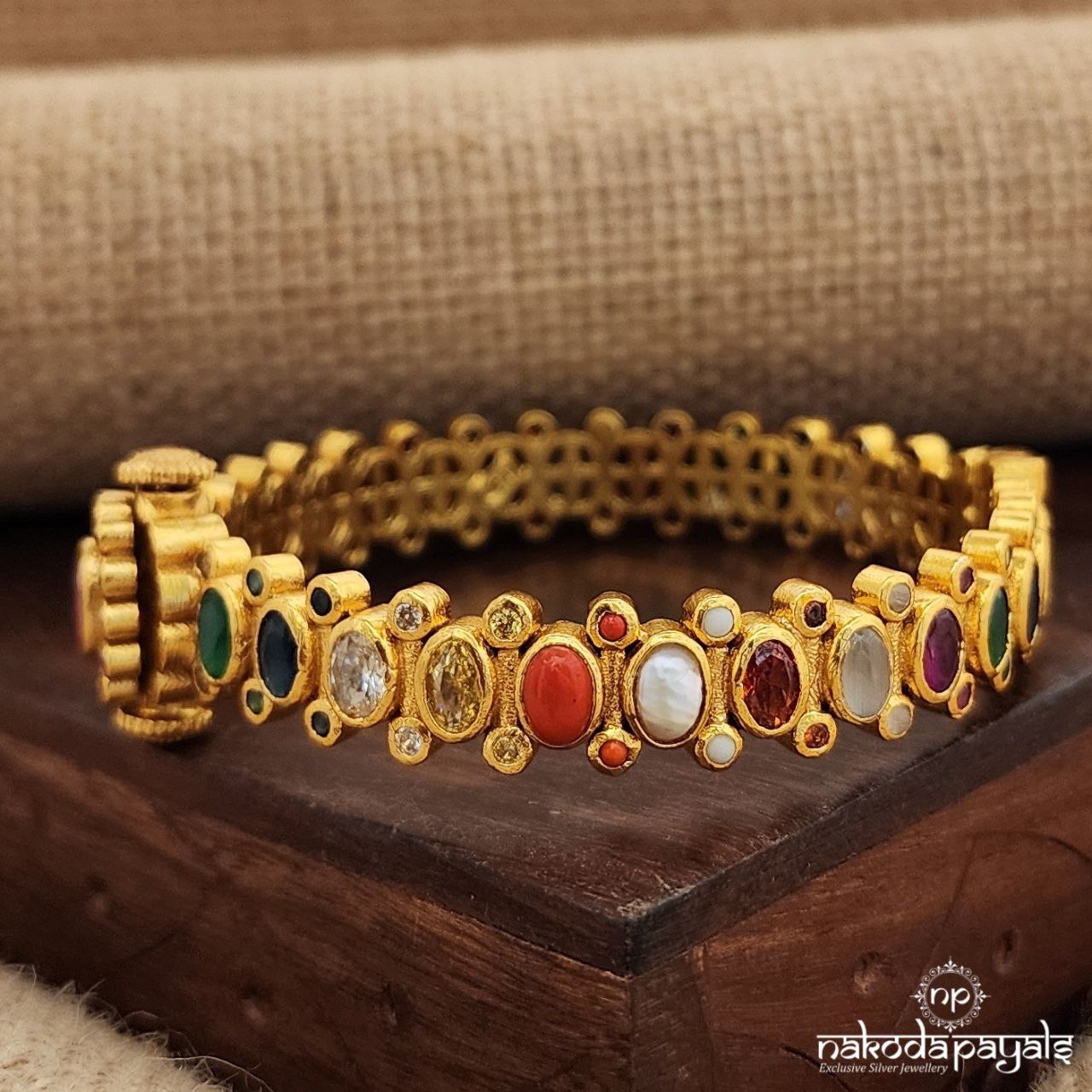 Navaratna Single Screw Kada (Gk3029)