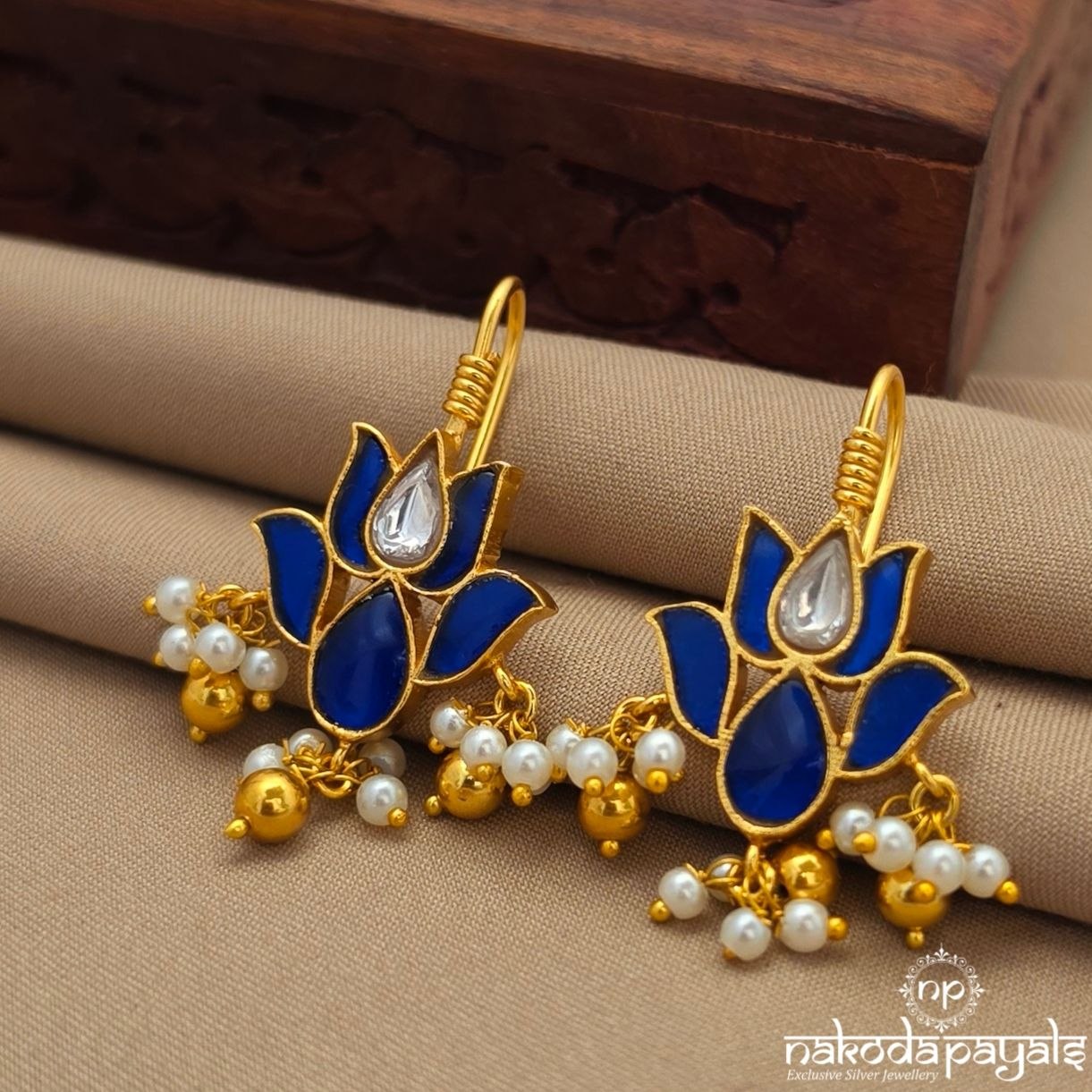 Pearly Blue Lotus Hanging (Ge10877)