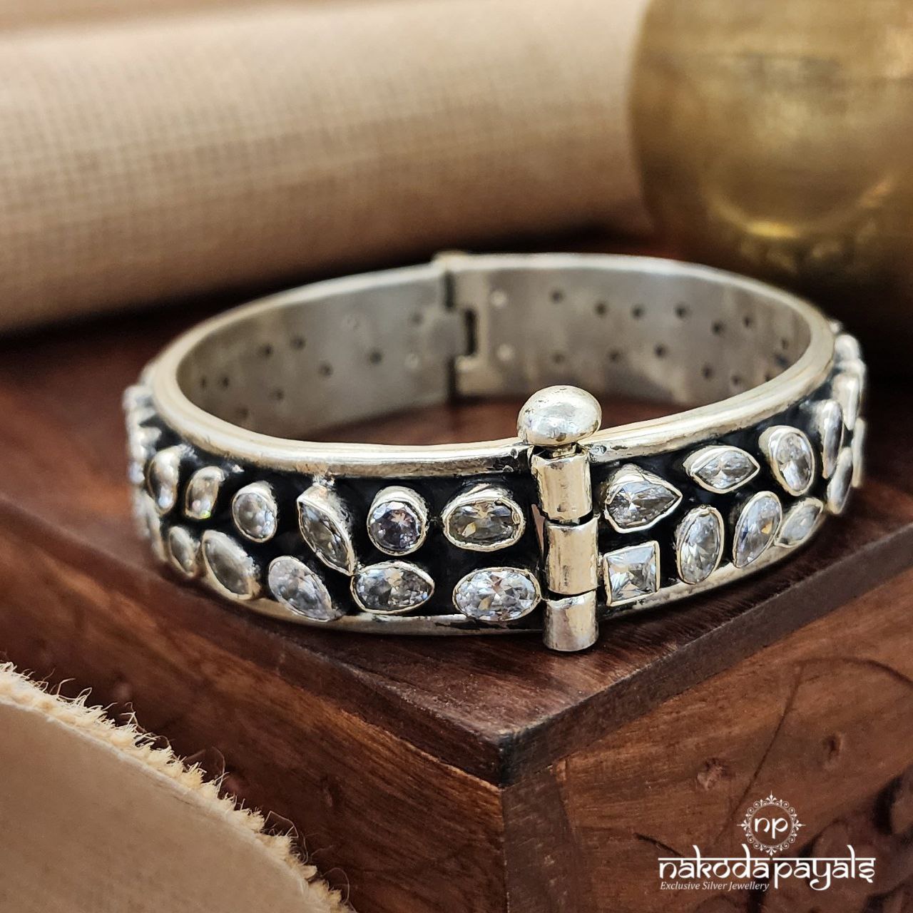 Crystal Leaf Screw Kada (K4998)