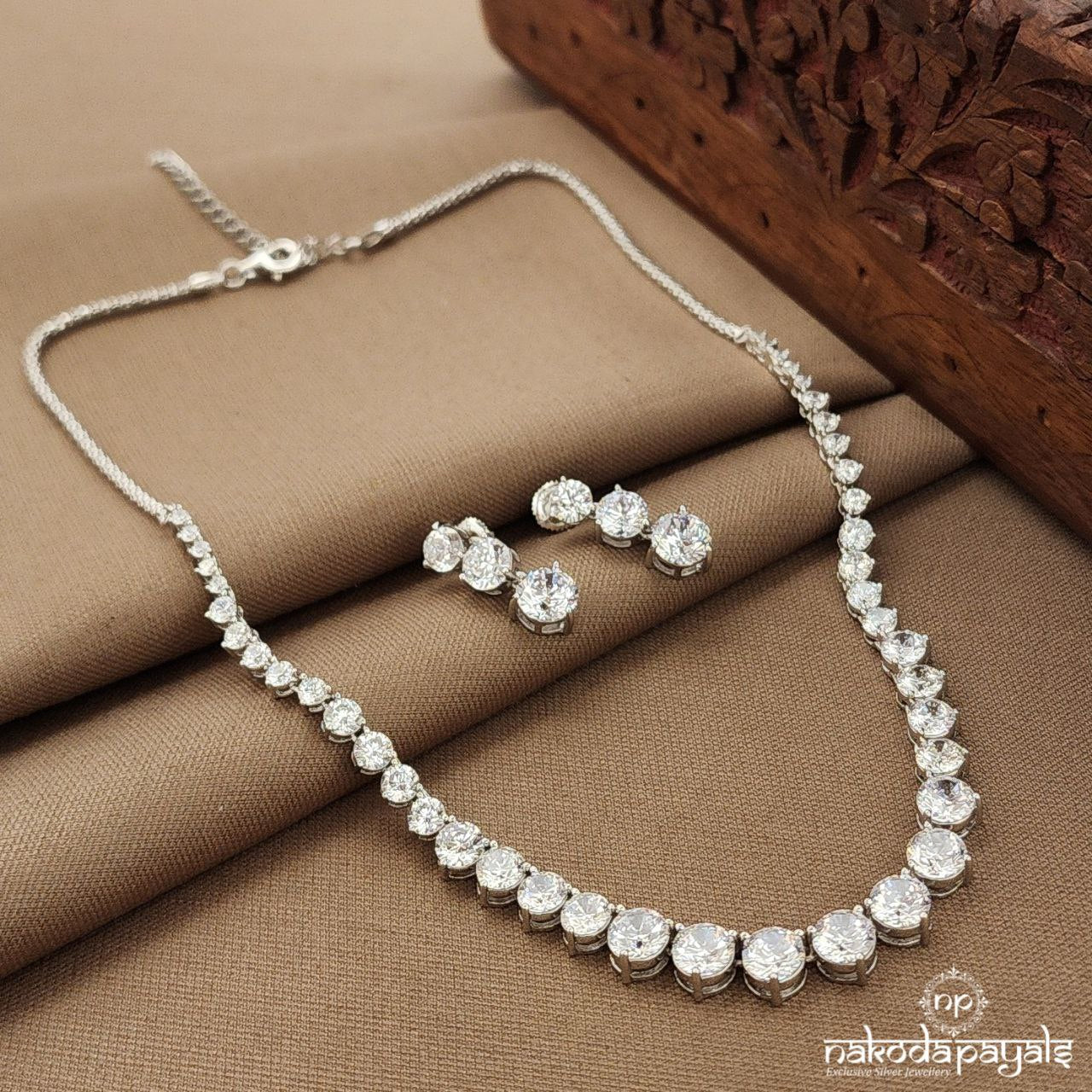 Sparkling White Neckpiece With Earrings (St3818)