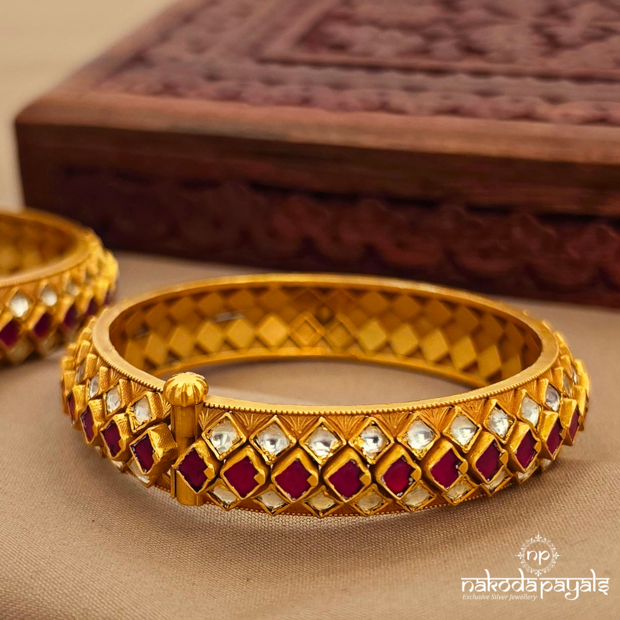 Exquisite Kundan Squarish kada (Gk3341)