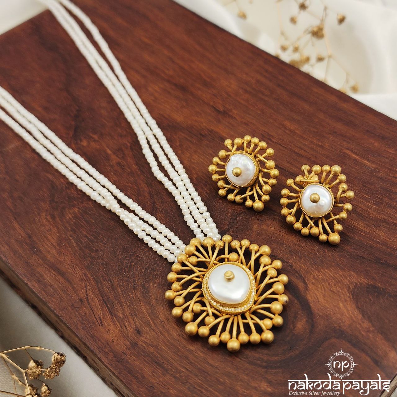 Pretty Pearled Neckpiece With Earrings (Gn8708)