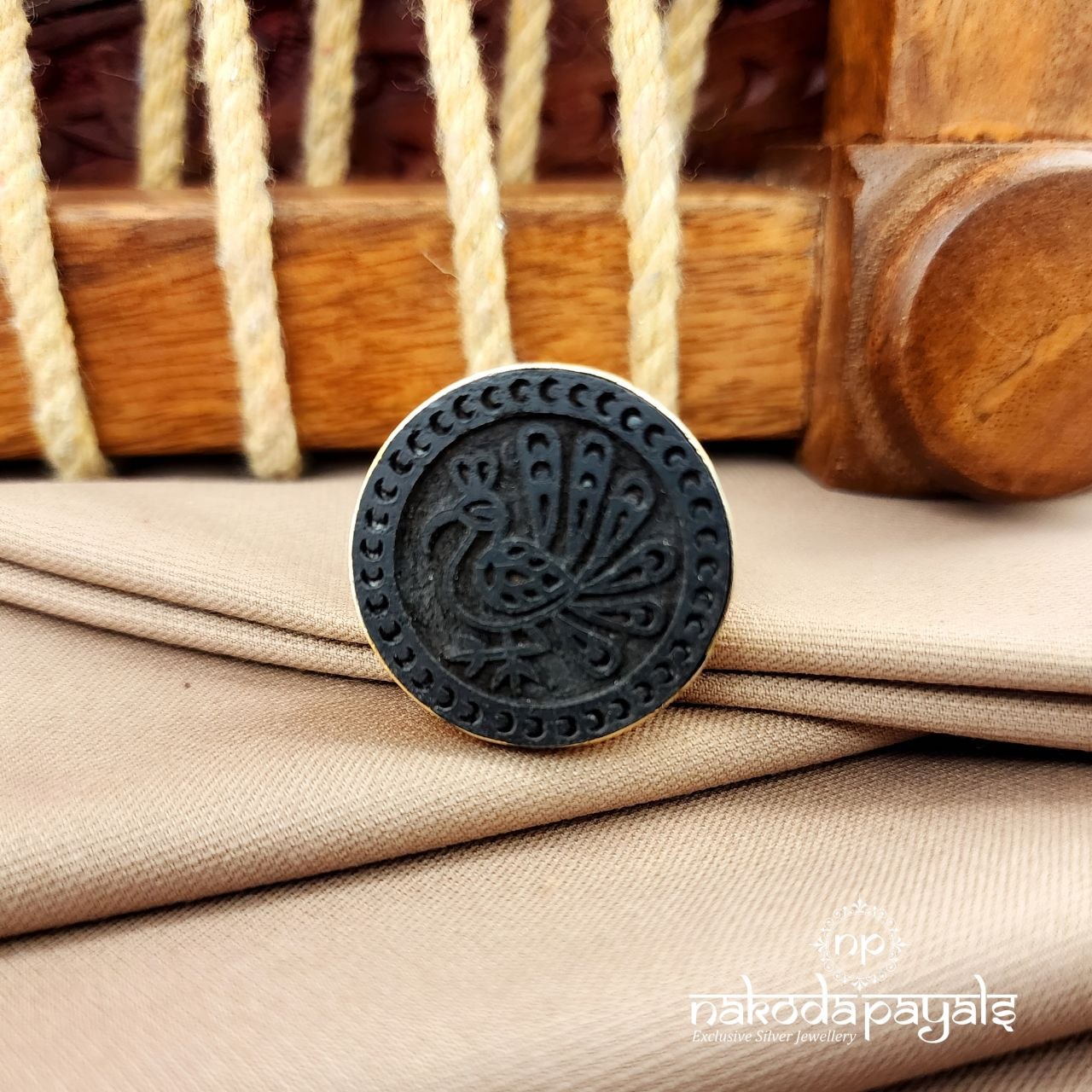 Peacock Cuffed Onyx Finger Ring (F2927)