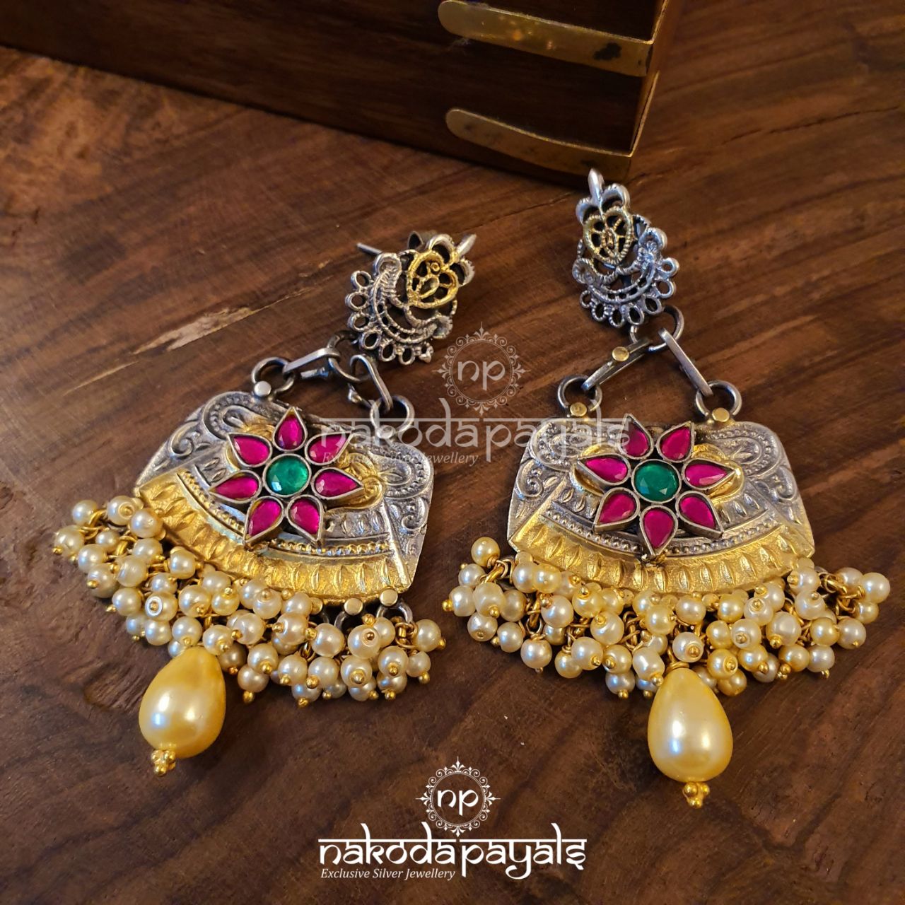Perky Kundan Earrings In Dual Tone